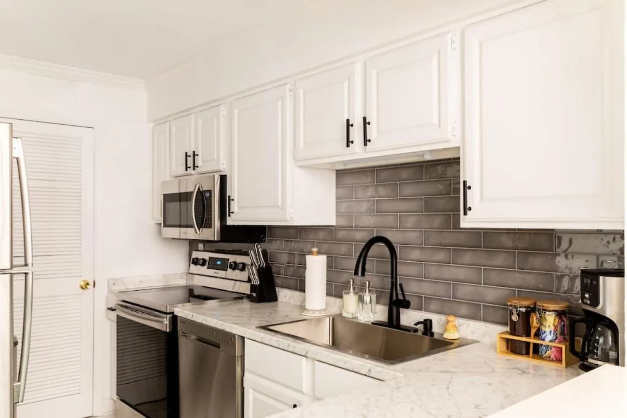Stylish Downtown Nashville 3 Beds, 1 Bedroom With Private Patio, Parking United States