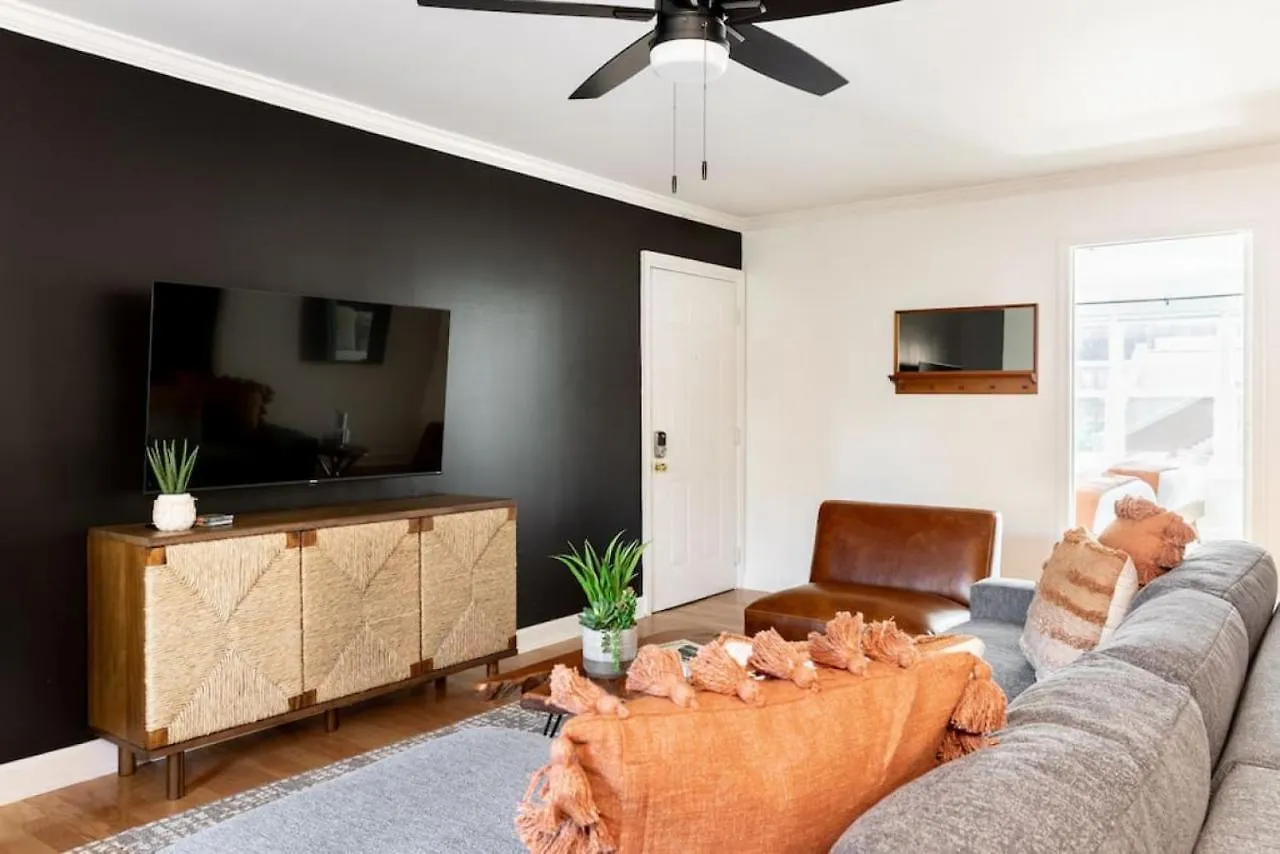 Stylish Downtown Nashville 3 Beds, 1 Bedroom With Private Patio, Parking Apartment