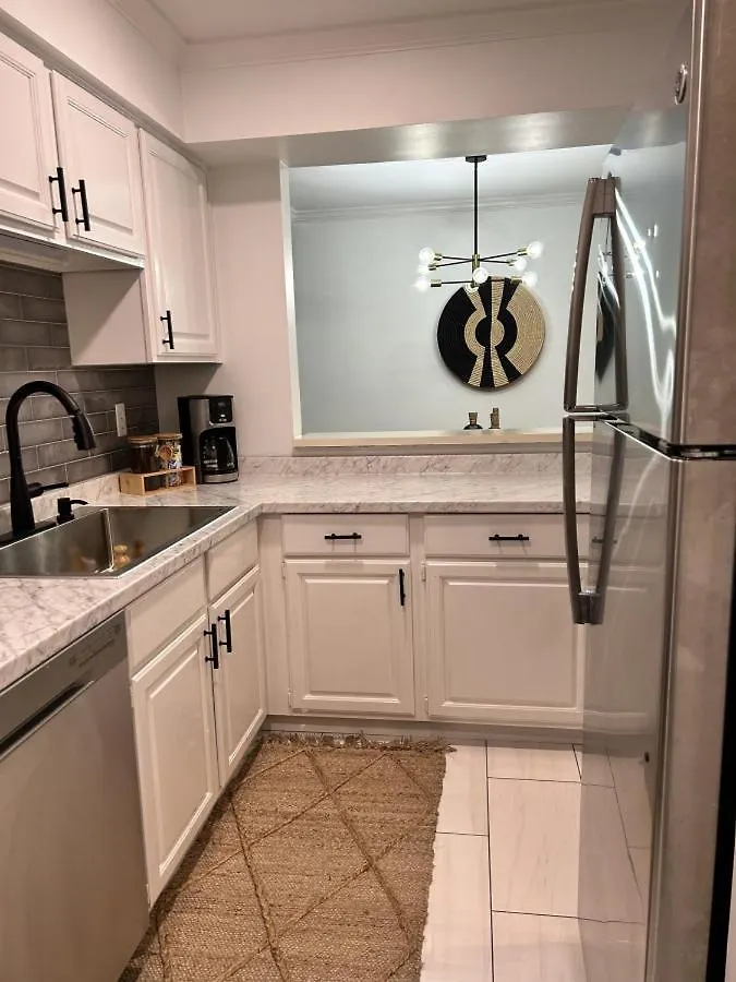 Stylish Downtown Nashville 3 Beds, 1 Bedroom With Private Patio, Parking