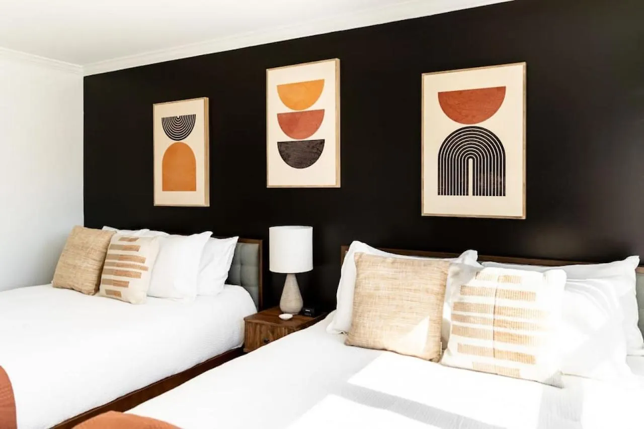 Stylish Downtown Nashville 3 Beds, 1 Bedroom With Private Patio, Parking